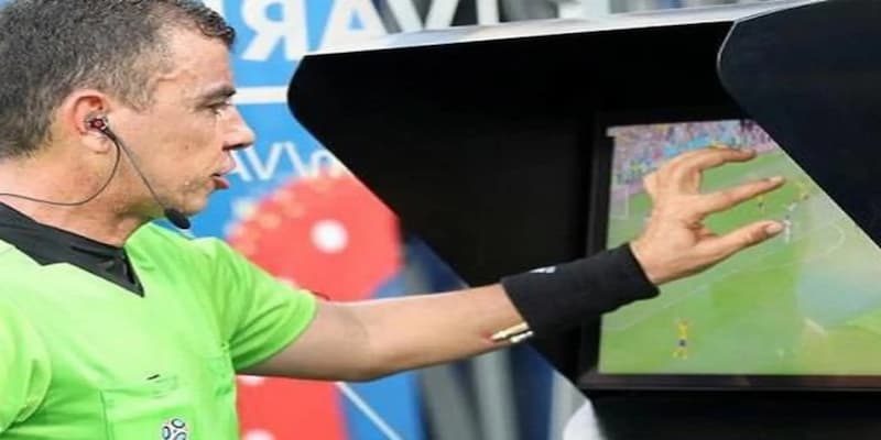 VAR là gì? Ảnh hưởng đến người chơi ra sao?